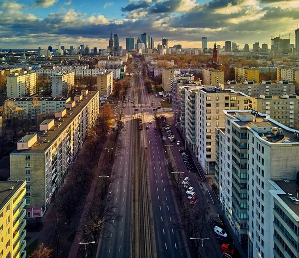 Wunderschöne panoramische Drohnenaufnahme zum Eingang der modernen Warschauer Stadt mit Silhouetten von Wolkenkratzern in den Strahlen der untergehenden Wintersonne im Januar - erstaunlicher Sonnenuntergang, Polen — Stockfoto