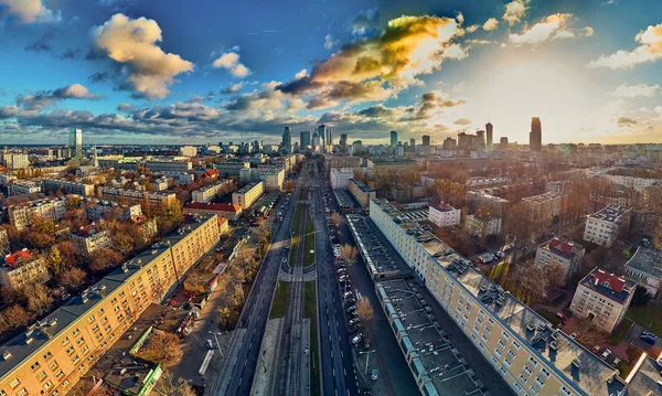 Prachtig panoramisch uitzicht vanuit de drone op het? enter van de moderne Warschau stad met silhouetten van wolkenkrabbers in de stralen van de ondergaande winter Januari zon - verbazingwekkende zonsondergang, Polen — Stockfoto