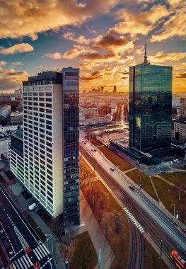 Güzel panoramik hava aracının görüntüsü modern Varşova şehrine girerken Ocak ayı güneşinin batışında gökdelenlerin siluetleriyle inanılmaz bir gün batımı, Polonya