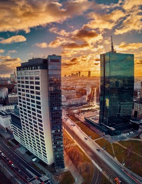 Güzel panoramik hava aracının görüntüsü modern Varşova şehrine girerken Ocak ayı güneşinin batışında gökdelenlerin siluetleriyle inanılmaz bir gün batımı, Polonya