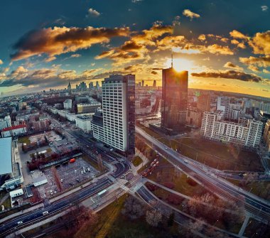 Güzel panoramik hava aracının görüntüsü modern Varşova şehrine girerken Ocak ayı güneşinin batışında gökdelenlerin siluetleriyle inanılmaz bir gün batımı, Polonya