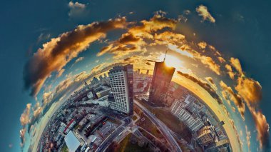 Güzel panoramik hava aracının görüntüsü modern Varşova şehrine girerken Ocak ayı güneşinin batışında gökdelenlerin siluetleriyle inanılmaz bir gün batımı, Polonya