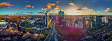 Güzel panoramik hava aracının görüntüsü modern Varşova şehrine girerken Ocak ayı güneşinin batışında gökdelenlerin siluetleriyle inanılmaz bir gün batımı, Polonya