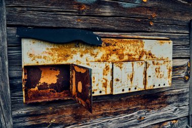 Korkunç gizemli bir kıyamet manzarası: terk edilmiş Belarus Kovali (Belarusça: demirciler) köyünde terk edilmiş bir ev - artık burada kimse yaşamıyor - posta kutusu: