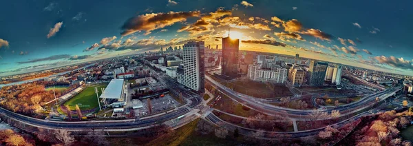 Hermosa vista panorámica del dron aéreo al? enter de la ciudad moderna de Varsovia con siluetas de rascacielos en los rayos de la puesta de sol invierno enero - puesta de sol increíble, Polonia — Foto de Stock