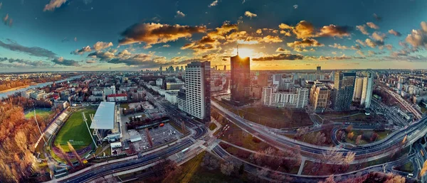 Bella vista panoramica drone aereo per l'ingresso della moderna città di Varsavia con sagome di grattacieli nei raggi del tramonto inverno gennaio sole - tramonto incredibile, Polonia — Foto Stock