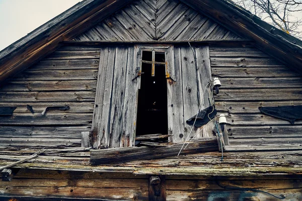 A terrible mysterious apocalyptic view: an abandoned house in the abandoned Belarusian Kovali (Belarusian: blacksmiths) village - no one lives here anymore — Stock Photo, Image