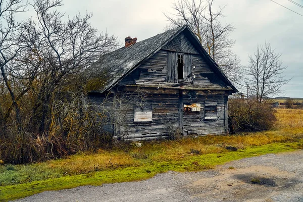 恐ろしい神秘的な黙示録的な眺め:放棄されたベラルーシのコヴァリ(ベラルーシ語:鍛冶屋)村の放棄された家-もう誰もここに住んでいません — ストック写真