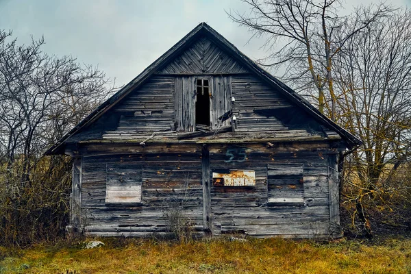 Uma visão apocalíptica misteriosa terrível: uma casa abandonada na aldeia de Belarusian Kovali (Belarusian: ferreiros) abandonada - ninguém vive mais aqui — Fotografia de Stock