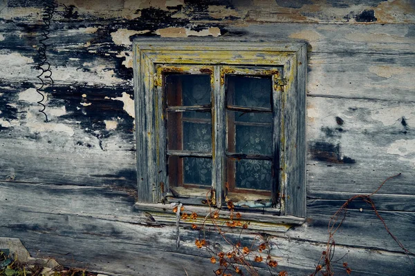 Uma visão apocalíptica misteriosa terrível: uma casa abandonada na aldeia de Belarusian Kovali (Belarusian: ferreiros) abandonada - ninguém vive mais aqui — Fotografia de Stock