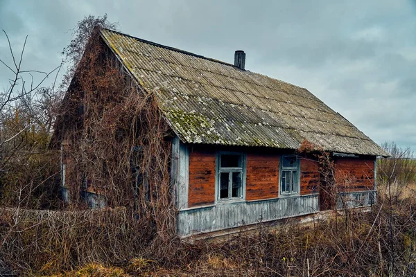 Ein schrecklich mysteriöser apokalyptischer Anblick: ein verlassenes Haus im verlassenen weißrussischen Kowali-Dorf (weißrussisch: Schmiede) - hier lebt niemand mehr — Stockfoto