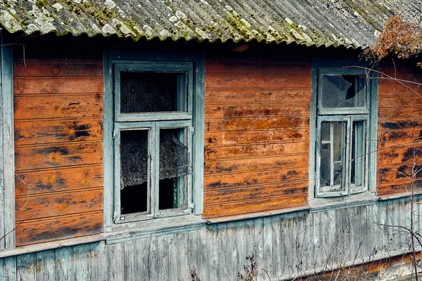 Ein schrecklich mysteriöser apokalyptischer Anblick: ein verlassenes Haus im verlassenen weißrussischen Kowali-Dorf (weißrussisch: Schmiede) - hier lebt niemand mehr — Stockfoto