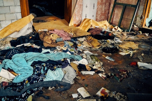 Ужасный загадочный апокалиптический вид: заброшенный дом в заброшенной белорусской деревне Ковали (белорусские кузнецы) - здесь больше никто не живет - интерьер: разбросанные вещи
