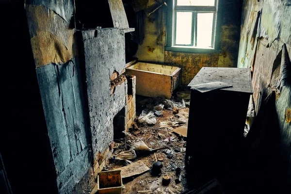 Uma visão apocalíptica misteriosa terrível: uma casa abandonada na aldeia de Belarusian Kovali (Belarusian: ferreiros) abandonada - ninguém vive mais aqui - interior: coisas espalhadas — Fotografia de Stock