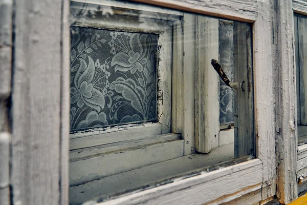 Старі дерев'яні віконні рами - жахливий таємничий апокаліптичний вид: покинутий будинок у покинутому білоруському селі Ковалі - тут більше ніхто не живе. — стокове фото