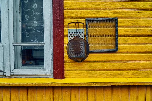 Fachada de uma velha casa de aldeia tradicional na Bielorrússia — Fotografia de Stock