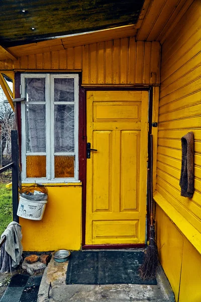 Fachada de uma velha casa de aldeia tradicional na Bielorrússia — Fotografia de Stock