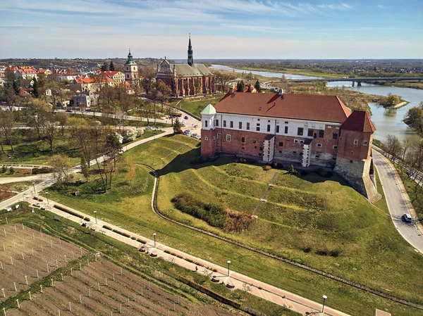 Prachtig panoramisch uitzicht vanuit de drone op het Koninklijk Kasteel Sandomierz - middeleeuwse structuur in Sandomierz, Polen - werd gebouwd op een helling van de Vistula rivier door Casimir Iii de Grote in de 16e eeuw — Stockfoto