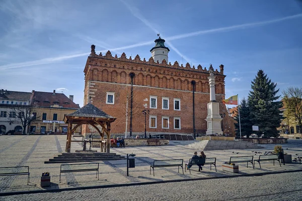Όμορφη πανοραμική θέα εναέρια drone στην πλατεία της αγοράς στο Sandomierz - μια πλατεία (100-110 m) που βρίσκεται στο κέντρο της παλιάς πόλης της Sandomierz, Πολωνία — Φωτογραφία Αρχείου