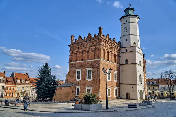 Bella vista panoramica drone aereo per la piazza del mercato a Sandomierz - una piazza (100 Ligu110 m) situato nel centro della città vecchia di Sandomierz, Polonia — Foto Stock