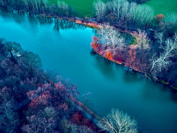 Bela vista panorâmica do drone aéreo para o Palácio Wilanow ou Palácio Wilanowski é um palácio real localizado no distrito de Wilanow, Varsóvia, Polônia em cores vermelhas douradas no pôr do sol quente de janeiro. — Fotografia de Stock