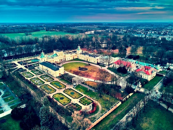 Vacker panorama antenn drönare utsikt över Wilanow Palace eller Wilanowski Palace - är ett kungligt palats beläget i Wilanow distriktet, Warszawa, Polen i guldröda färger i varma Januari solnedgång — Stockfoto