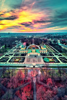 Wilanow Sarayı veya Wilanowski Sarayı 'nın güzel panoramik hava aracı görüntüsü, Polonya' nın Varşova bölgesindeki Wilanow bölgesinde Ocak ayının sıcak günbatımında altın kırmızısı renklerde bulunan bir kraliyet sarayı.