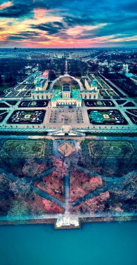Wilanow Sarayı veya Wilanowski Sarayı 'nın güzel panoramik hava aracı görüntüsü, Polonya' nın Varşova bölgesindeki Wilanow bölgesinde Ocak ayının sıcak günbatımında altın kırmızısı renklerde bulunan bir kraliyet sarayı.