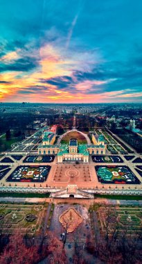 Wilanow Sarayı veya Wilanowski Sarayı 'nın güzel panoramik hava aracı görüntüsü, Polonya' nın Varşova bölgesindeki Wilanow bölgesinde Ocak ayının sıcak günbatımında altın kırmızısı renklerde bulunan bir kraliyet sarayı.