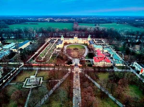 Hermosa vista panorámica de aviones no tripulados al Palacio de Wilanow o Palacio Wilanowski es un palacio real situado en el distrito de Wilanow, Varsovia, Polonia en colores rojo oro en el cálido atardecer de enero — Foto de Stock