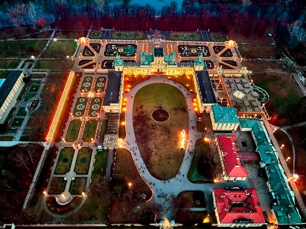 Hermosa vista panorámica de aviones no tripulados al Palacio de Wilanow o Palacio Wilanowski es un palacio real situado en el distrito de Wilanow, Varsovia, Polonia en colores rojo oro en el cálido atardecer de enero — Foto de Stock