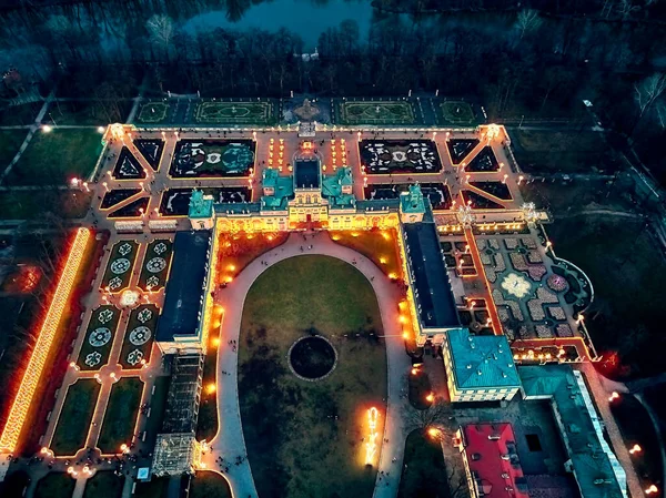 Hermosa vista panorámica de aviones no tripulados al Palacio de Wilanow o Palacio Wilanowski es un palacio real situado en el distrito de Wilanow, Varsovia, Polonia en colores rojo oro en el cálido atardecer de enero — Foto de Stock