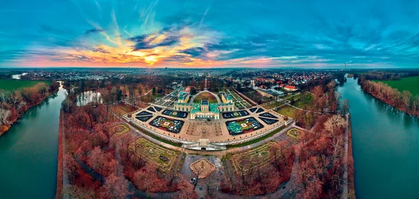 Όμορφη πανοραμική θέα στον εναέριο κηφήνα Wilanow Palace ή Wilanowski Palace - είναι ένα βασιλικό παλάτι που βρίσκεται στην περιοχή Wilanow, Βαρσοβία, Πολωνία σε χρυσά κόκκινα χρώματα στο ζεστό ηλιοβασίλεμα του Ιανουαρίου — Φωτογραφία Αρχείου