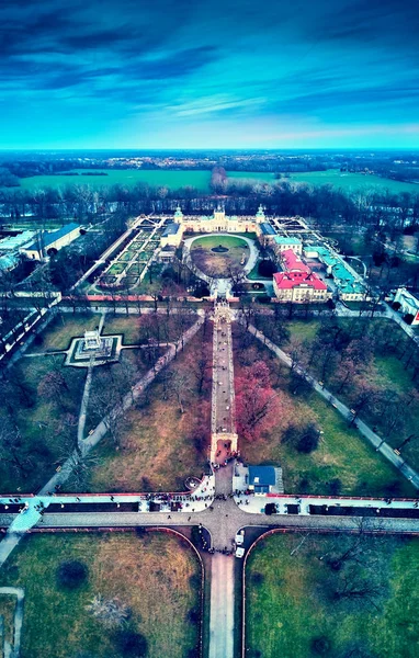 Hermosa vista panorámica de aviones no tripulados al Palacio de Wilanow o Palacio Wilanowski es un palacio real situado en el distrito de Wilanow, Varsovia, Polonia en colores rojo oro en el cálido atardecer de enero — Foto de Stock