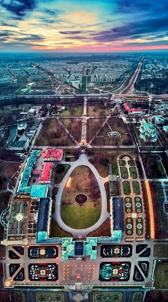 Bella vista panoramica drone aereo per Wilanow Palace o Wilanowski Palace - è un palazzo reale situato nel quartiere di Wilanow, Varsavia, Polonia in colori rosso oro al caldo tramonto di gennaio — Foto Stock