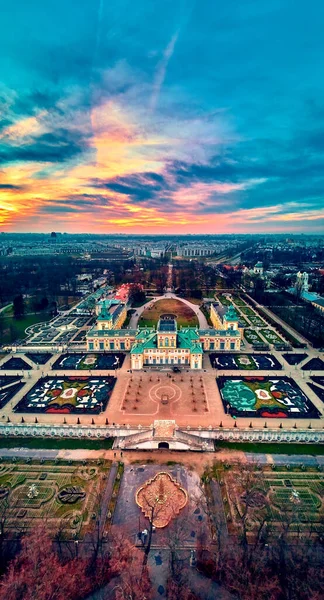 Hermosa vista panorámica de aviones no tripulados al Palacio de Wilanow o Palacio Wilanowski es un palacio real situado en el distrito de Wilanow, Varsovia, Polonia en colores rojo oro en el cálido atardecer de enero — Foto de Stock