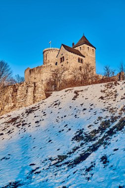 Güney Polonya 'daki Bedzin Kalesi' ne güzel bir panoramik manzara. Taş kale 12. yüzyıla dayanıyor ve 11. yüzyılda inşa edilmiş ahşap bir kaleyle tarihlendirilmiş.
