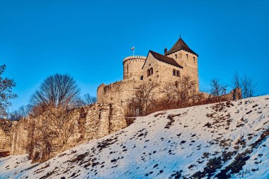 Güney Polonya 'daki Bedzin Kalesi' ne güzel bir panoramik manzara. Taş kale 12. yüzyıla dayanıyor ve 11. yüzyılda inşa edilmiş ahşap bir kaleyle tarihlendirilmiş.