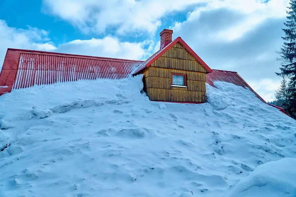 Fort hiver réel dans le sud de la Pologne - beaucoup de neige - le bâtiment résidentiel est recouvert de neige jusqu'au toit - une grande dérive des neiges - attendre le printemps — Photo