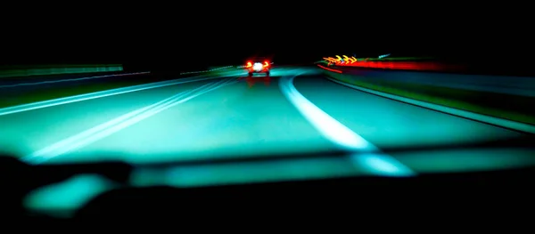 Συναρπαστική μυστηριώδη όμορφη αφηρημένη άποψη του αυτοκινητοδρόμου νύχτα με τις γραμμές των φώτων από τα αυτοκίνητα — Φωτογραφία Αρχείου