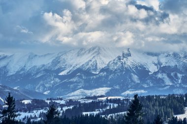 Tatra Dağları 'na (Tatras, Tatra) güzel panoramik hava aracı görünümü - Slovakya ile Polonya arasındaki sıradağlar - Karpat Dağları' ndaki en yüksek sıradağlardır, PL