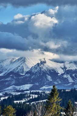 Tatra Dağları 'na (Tatras, Tatra) güzel panoramik hava aracı görünümü - Slovakya ile Polonya arasındaki sıradağlar - Karpat Dağları' ndaki en yüksek sıradağlardır, PL