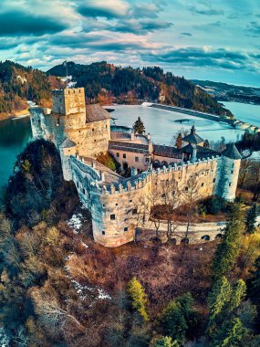 Polonya 'nın Niedzica, Nowy Targ County, Dunajec River, Czorsztyn Gölü, PL' de yer alan Dunajec Kalesi 'ne güzel panoramik hava aracı görüntüsü