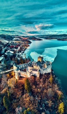 Polonya 'nın Niedzica, Nowy Targ County, Dunajec River, Czorsztyn Gölü, PL' de yer alan Dunajec Kalesi 'ne güzel panoramik hava aracı görüntüsü