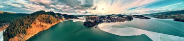 Polonya 'nın Niedzica, Nowy Targ County, Dunajec River, Czorsztyn Gölü, PL' de yer alan Dunajec Kalesi 'ne güzel panoramik hava aracı görüntüsü