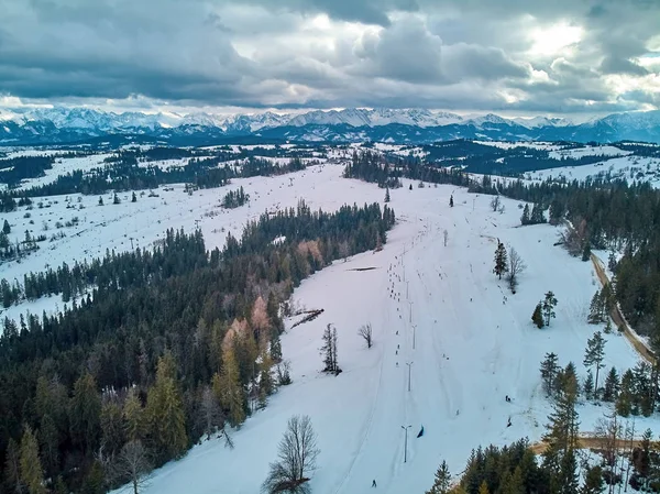 Schöne Panoramische Drohnensicht Auf Die Skipisten Mit Aufstiegsanlagen Skigebiet Bialka — Stockfoto