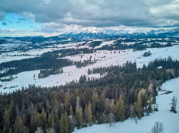Schöne Panoramische Drohnensicht Auf Die Skipisten Mit Aufstiegsanlagen Skigebiet Bialka — Stockfoto