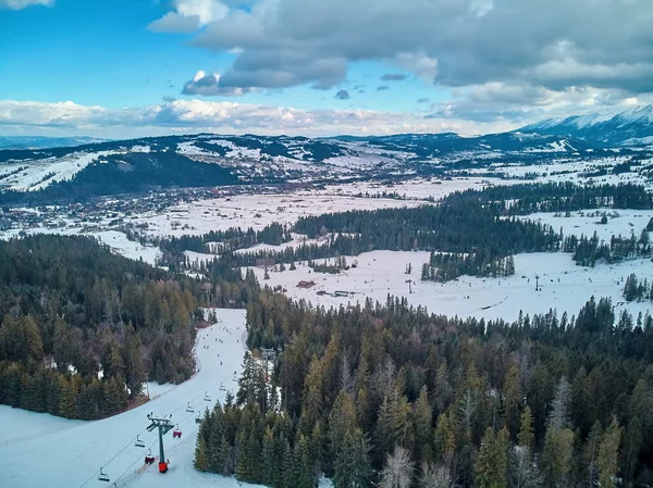 Schöne Panoramische Drohnensicht Auf Die Skipisten Mit Aufstiegsanlagen Skigebiet Bialka — Stockfoto