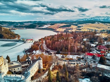 Polonya 'nın Niedzica, Nowy Targ County, Dunajec River, Czorsztyn Gölü, PL' de yer alan Dunajec Kalesi 'ne güzel panoramik hava aracı görüntüsü