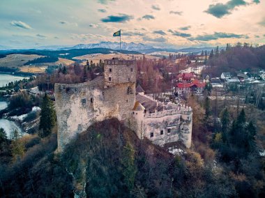 Polonya 'nın Niedzica, Nowy Targ County, Dunajec River, Czorsztyn Gölü, PL' de yer alan Dunajec Kalesi 'ne güzel panoramik hava aracı görüntüsü